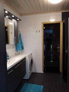 Kylpyhuone majoituspaikassa SARA - Modern Row Aprt with Sauna - 24h Check-in