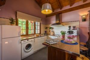 A kitchen or kitchenette at CASUCAS LA GUARIZA (Casa Eva )