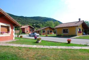 ein Haus mit einem Auto auf einer Straße geparkt in der Unterkunft CASUCAS LA GUARIZA (Casa Eva ) in Fontibre