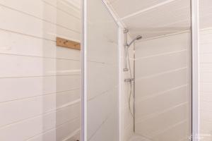 een douche met een glazen deur in de badkamer bij Chalet Val de l'Amblève in Sougné-Remouchamps