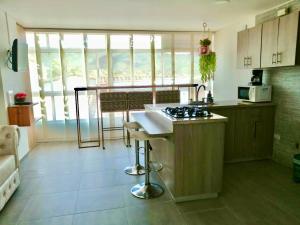 a kitchen with a stove and a counter top at Apto vista al Embalse, Balcón, Restaurantes, Bares in Guatapé