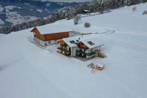 an aerial view of a house in the snow at Platiederhof in Laion