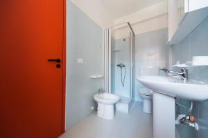 un bagno con WC, lavandino e doccia di Residence Devi a Mandatoriccio Marina