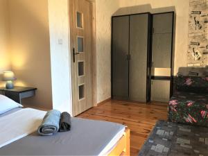 Łóżko lub łóżka w pokoju w obiekcie Dom Letniskowy na Kaszubach z podgrzewanym basenem