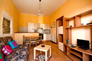 Il comprend un salon avec un canapé et une cuisine. dans l'établissement Agriturismo Monterosso, à Verbania