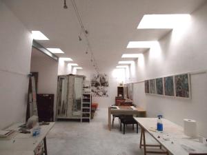 een grote kamer met verlichting aan het plafond bij Le Quinquerlet in Apt