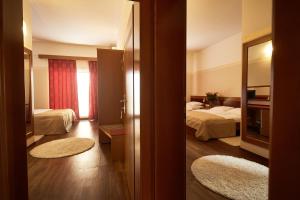 Een bed of bedden in een kamer bij Hotel Vila Emei