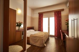 Postel nebo postele na pokoji v ubytování Hotel Vila Emei + 37 fotografií