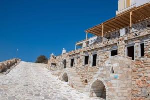 kamienny budynek z niebieskim niebem w tle w obiekcie Alta Vista Naxos w mieście Naksos