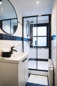 een badkamer met een wastafel en een douche bij Je B&B Giethoorn, incl fietsen! in Giethoorn