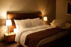 sypialnia z dużym łóżkiem z 2 lampami w obiekcie Hotel Marathon w mieście Senec