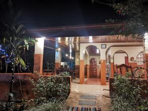 un restaurante por la noche con las luces encendidas en Villa Pacande Bed and FreeBreakfast en Alajuela