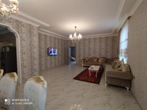 ein Wohnzimmer mit 2 Sofas und einem Kronleuchter in der Unterkunft Family villa in Qabala in Qəbələ