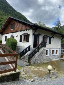 ein weißes Haus mit einer Treppe davor in der Unterkunft Chalet "Le Mayouret" - STUDIO N°4 - chemin des écureuils in Cauterets