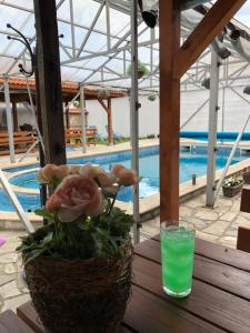 Bazén v ubytování Family Hotel Carpe Diem nebo v jeho okolí