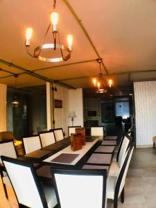 een eetkamer met een grote tafel en stoelen bij Hotel "CASA MANGATA" in Puerto Arista