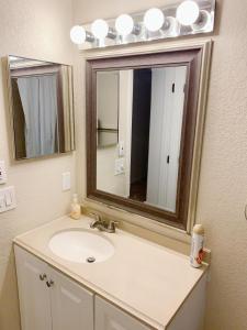 Et badeværelse på Great home! Great location! Pets welcome