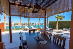 מסעדה או מקום אחר לאכול בו ב-Charming Lagoon Villa with pool Egyptian Style -Sabina 117