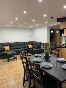 a living room with a table and a couch at UIM Mediterraneo Buenavista Wifi in Puerto de Sagunto