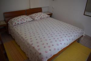 Un pat sau paturi într-o cameră la Apartments Jelincic