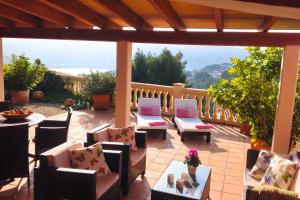 Posedenie v ubytovaní Apartamento gran terraza privada y vistas al mar