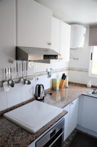 Kuchyň nebo kuchyňský kout v ubytování Naufragos Beach Apartment