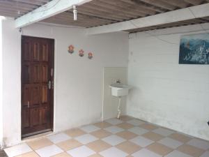 圣塞巴斯蒂安Casa com Amplo quintal no Canto do Mar的一间空房间,有门和水槽