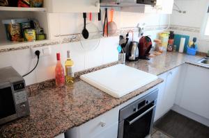 Kuchyň nebo kuchyňský kout v ubytování Naufragos Beach Apartment
