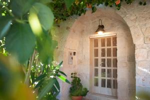 une porte dans un bâtiment en pierre avec une lumière dans l'établissement Trullo Mimmo, à Locorotondo