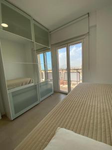 A bed or beds in a room at Ático en primerísima linea de playa!!!