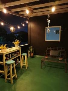 a room with a table and a bench and stool at Terraza Tuxtla in Tuxtla Gutiérrez