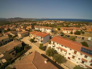 uma vista aérea de uma aldeia com casas e o oceano em Olivastro di Tanaunella em Budoni