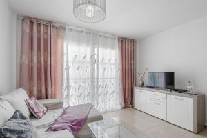 TV a/nebo společenská místnost v ubytování Penthouse Apartment With Ocean View