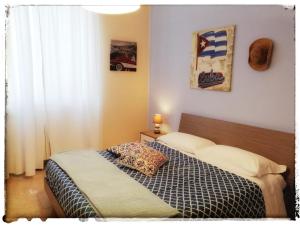 1 dormitorio con 2 camas y ventana en La Casetta del Piazzale, en Bari