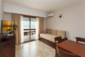 sala de estar con sofá y mesa de comedor en Terrazas Playa, en Villa Gesell