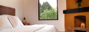 سرير أو أسرّة في غرفة في Hotel Hacienda San Martin