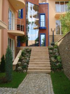 een trap naar een gebouw met een gebouw bij Twins Palace ApartHotel in Sveti Konstantin