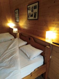 Säng eller sängar i ett rum på Chalet La Bachole