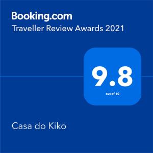 une capture d'écran d'un téléphone portable avec les prix de la revue de voyage dans l'établissement Casa do Kiko, à Ponta Delgada