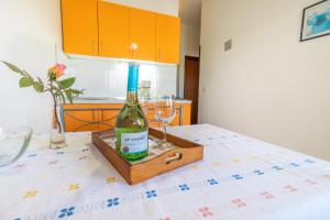 een fles wijn en een glas op een tafel bij Belvedere in Fažana