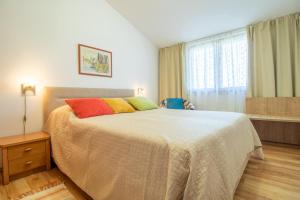 een slaapkamer met een groot bed en een raam bij Belvedere in Fažana