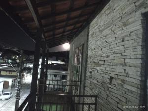 a brick building with a window on the side of it at kit net montanha das letras in São Thomé das Letras