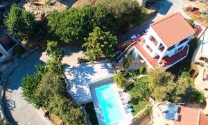 widok na dom i basen w obiekcie Grand View Villa Private Heated Pool w mieście Georgioupoli +21 zdjęć