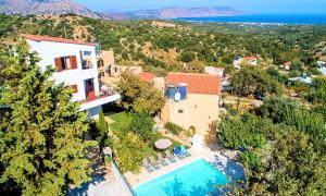 una vista aérea de una casa con piscina en Grand View Villa Private Heated Pool, en Georgioupoli