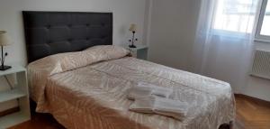 ロサリオにあるDepartamento Parque Españaのベッドルーム1室(ベッド1台、タオル2枚付)