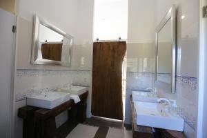 Quinta de Bouças في كابيسيراس دى باستو: حمام مغسلتين ومرآة