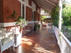 eine Veranda eines Hauses mit Stühlen und einem Tisch in der Unterkunft Lakeside Bed & Breakfast in Perth