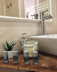 een badkamer met een wastafel en een aanrecht met cosmetica bij VERACI Apartments in Sibiu