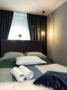 een slaapkamer met een bed met handdoeken erop bij VERACI Apartments in Sibiu +24 foto's