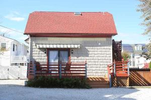 uma pequena casa branca com um telhado vermelho em 2310 Central Avenue em North Wildwood